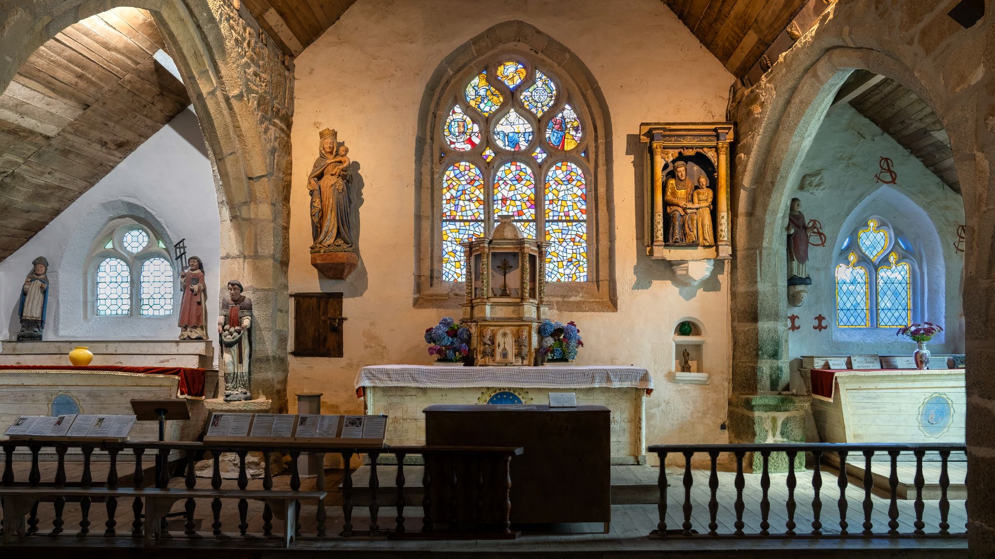 Die Chapelle de Trémalo in Pont-Aven ist eine eine schlichte, romanische Kapelle aus dem 16. Jh., bekannt für sein hölzernes Kruzifix, das Gauguin für sein „Gelbes Christus“-Gemälde inspirierte.